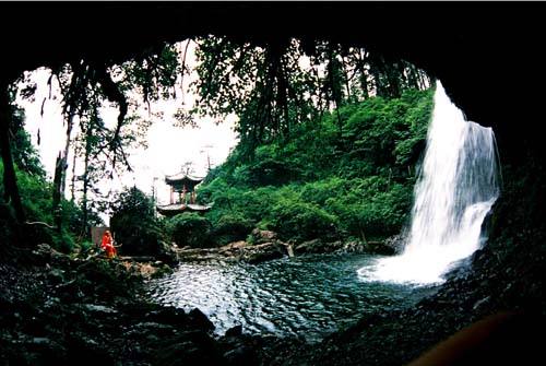 迷魂凼,位于瓦屋山鸳鸯池东南方向,面积约1000亩,从平地隆起如馒头状