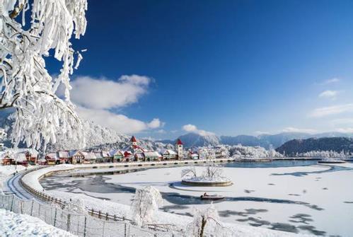 云宝顶滑雪(草)场位于九皇山景区的最高峰,最高海拔2840米,其地理位置